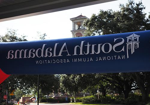 南 Alabama National 校友 Association Banner with 默尔顿塔 in the background.